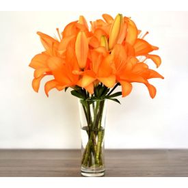 Bunch of 10 orange lilies in Vase